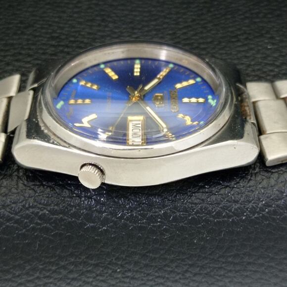 Vintage 1981 Seiko Automatic Mens Silver Watch W/daydate & Blue accents - Picture 5 of 10